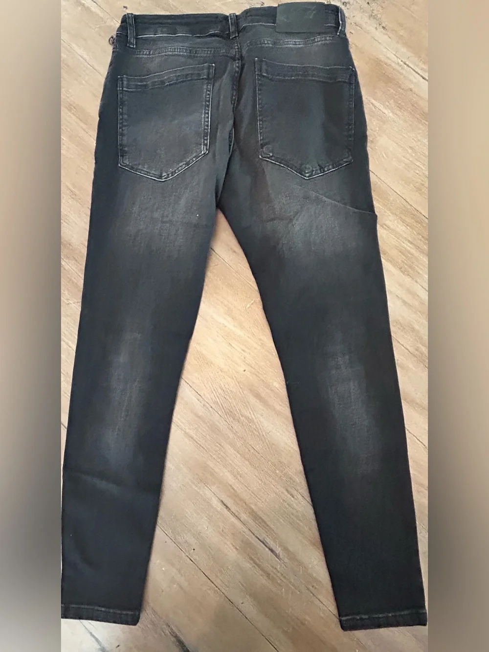 Men's Skinny Black Distressed Jeans with Paint-Splatter Detailing